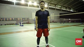 Celana Legging dan Minum Duduk ala Atlet Mohammad Ahsan