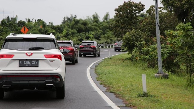 Wuling Indonesia mengumumkan penjualan Almaz dan Confero di Bali. Almaz masih menjadi produk mobil Wuling terlaris.