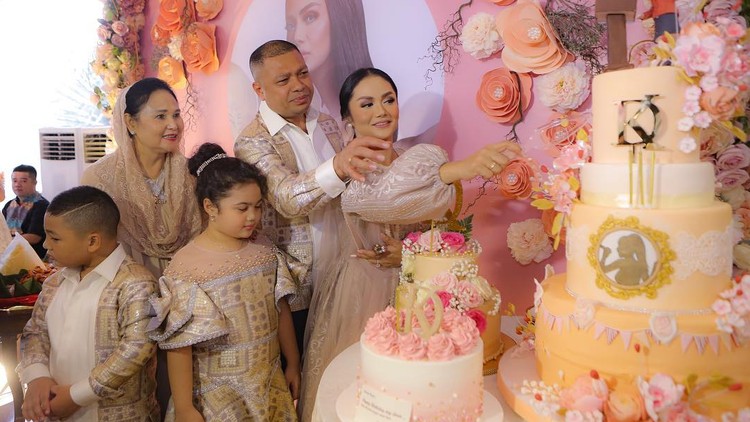 Doa Raul Lemos di ulang tahun ke-44 Krisdayanti, berharap bisa saling setia.