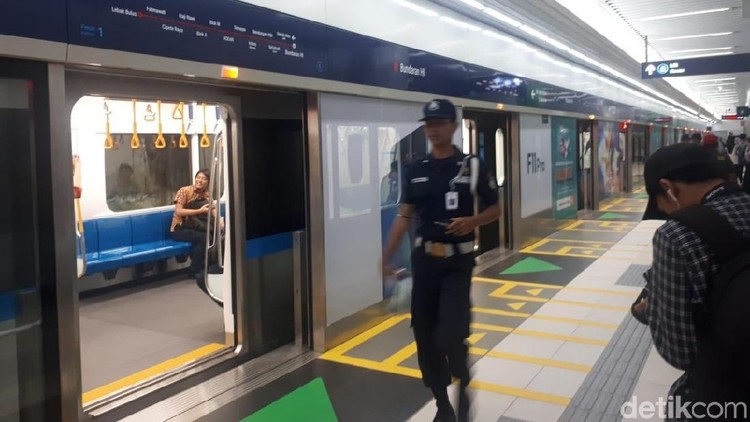 Tarif MRT Jakarta baru saja ditetapkan. Nah, sekarang waktunya Bunda menyimak panduan naik MRT supaya perjalanan aman dan nyaman.