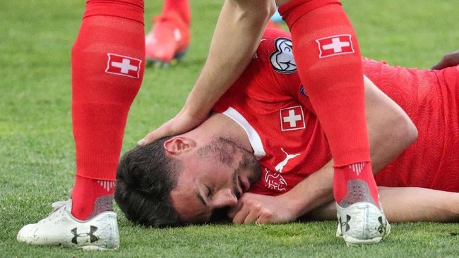 Ada tiga pemain Indonesia yang pernah mengalami kolaps di lapangan seperti yang dialami bek timnas Swiss Fabian Schar saat melawan Georgia.