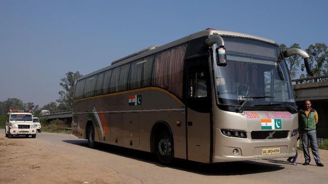 Dengan penjagaan ketat dari polisi, bus ini beroperasi setiap hari dari India ke Pakistan.