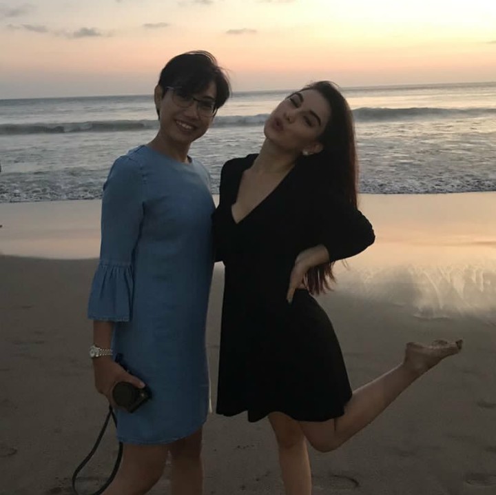 <p>Sesekali, Irish Bella kerap mengunjungi sang ayah di kampung halamannya. (Foto: Instagram @susanti.a)</p>