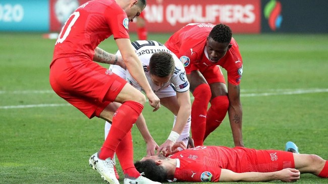 Bek timnas Swiss, Fabian Schar, sempat tak sadarkan diri usai berbenturan dengan pemain Georgia, Jemal Tabidze, pada laga Grup D kualifikasi Piala Eropa 2020.