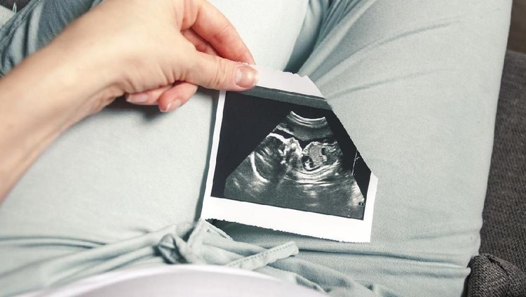 Saat mengandung, si kecil di kandungan bisa saja tidak berkembang. Apa ciri-ciri dan apa yang mesti dilakukan?