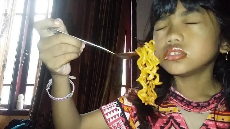 Sebuah video anak makan mi instan mendadak viral lantaran ia berbohong, Bun. Mi yang dimakan bukanlah mi instan yang tertera di judul videonya.