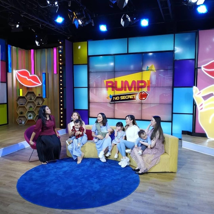 <p>Lama tak muncul, ternyata sebagian besar eks personel Cherrybelle sudah punya anak lho, Bun. Ini ketika mereka hadir sebagai bintang tamu di acara Rumpi No Secret Trans TV. (Foto: Instagram @rumpi_ttv)</p>