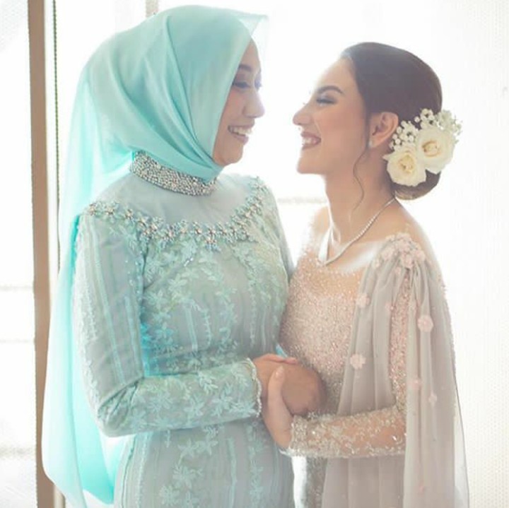 <p>Dalam waktu dekat, Irish dikabarkan akan menikah dengan kekasihnya, Ammar Zoni. Selamat ya Irish! (Foto: Instagram @susanti.a)</p>