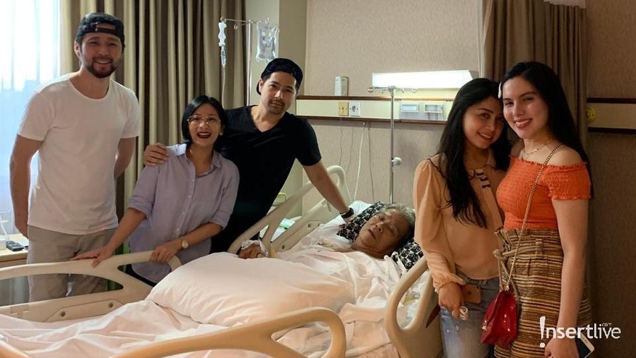 Ayah Jessica Iskandar masih terbaring di rumah sakit karena baru saja menjalani dua operasi pengangkatan batu ginjal. Namun, kedua upaya tersebut gagal.