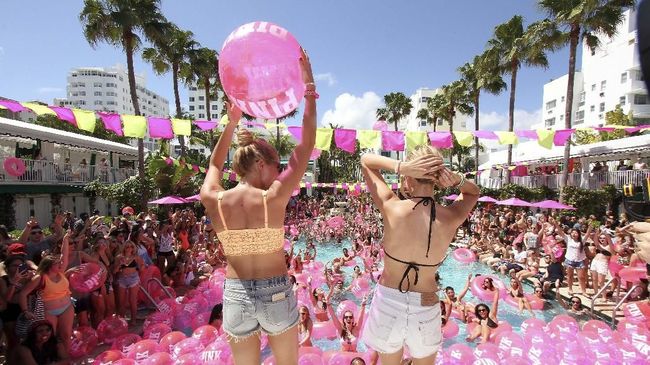 Di bulan ini, tepi pantai di Miami, Florida, biasanya ramai oleh pelajar muda yang sedang liburan alias spring break.