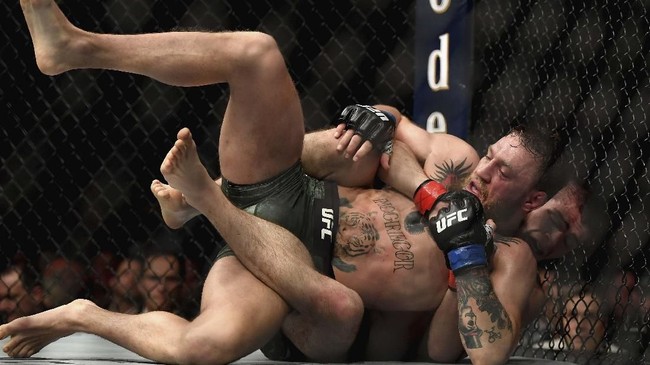 Conor McGregor langsung menantang Khabib Nurmagomedov tidak lama setelah petarung asal Rusia itu mengalahkan Dustin Poirier pada UFC 242.