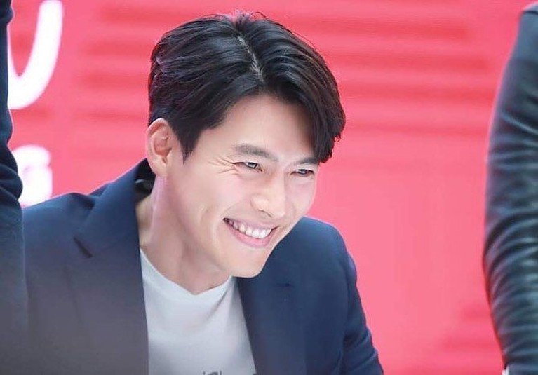 'Crash Landing on You' Tamat, Lesung Pipi Hyun Bin Bakal Bikin Kangen Drama Korea Crash Landing on You telah berakhir. Lesung pipi milik Hyun Bin pastinya akan dirindukan, berikut ini fotonya yang bikin kangen.