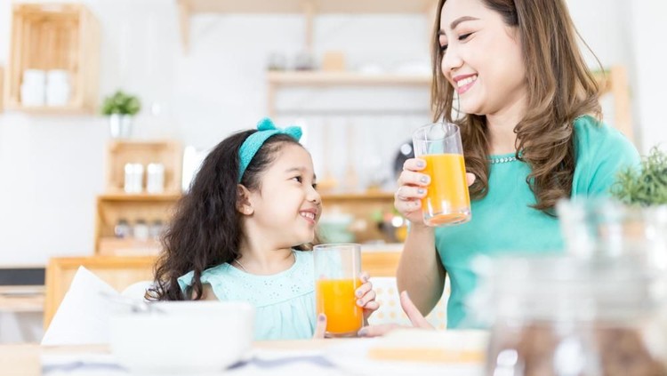 Anak-anak pasti suka dengan jus buah karena rasanya manis. Namun, sebelum memberikan anak jus buah, perhatikan hal-hal berikut ya, Bunda.