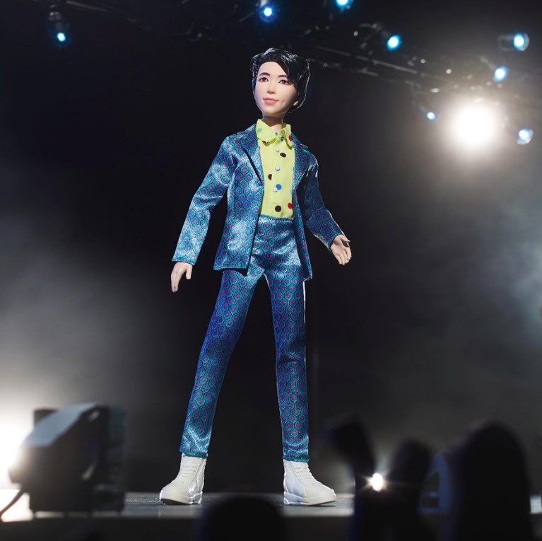 Berbeda dengan yang lain, RM BTS tampil dengan baju dalaman berwarna hijau. RM pun semakin menawan dengan jas motif polkadot yang match dengan celananya.