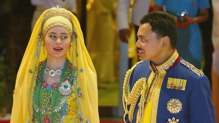 putri dan ratu kerajaan BANDAR SERI BEGAWAN , BRUNEI - SEPTEMBER 10: The Crown prince of Brunei and his new wife attend the Majlis Istiadat Persantapan Pengantin Diraja (Royal Banquet) following the wedding of His Royal Highness Crown Prince Al-Muhtadee Billah Bolkiah to Princess Dayangku Sarah binti Pengiran Salleh Ab Rahaman, at the Balai Persantapan, Istana Nurul Iman on September 10, 2004 in Bandar Seri Begawan, Brunei. (Photo by Christopher Furlong/Getty Images)