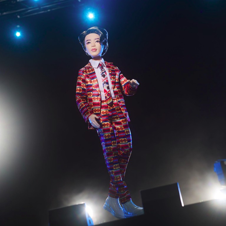 Berbeda dengan member yang lainnya, Jimin BTS tampak lebih match dengan blazer, celana dan dasi yang berwarna senada dan cerah.