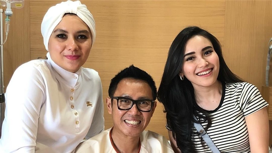 Ayu Ting Ting Jenguk Eko Patrio yang Dirawat di Rumah Sakit Eko Patrio harus mendapatkan perawatan dari rumah sakit hingga dirawat. Para sahabat salah satunya Ayu Ting Ting pun datang untuk menjenguk.