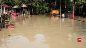 VIDEO: Mojokerto Direndam Banjir, Jembatan Kabupaten Putus