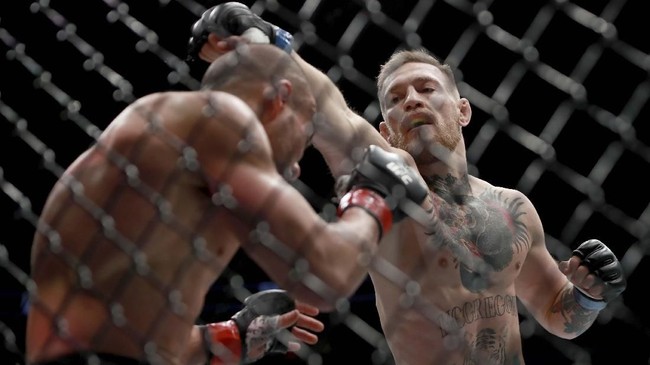 Mantan petarung MMA, Chael Sonnen, memprediksi Dustin Poirier bakal mengalahkan Conor McGregor di UFC 257.