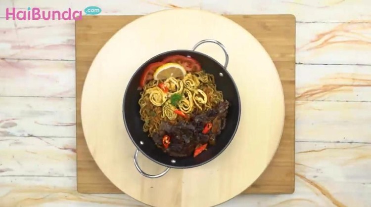 Yuk kreasikan hidangan mi goreng dengan buntut. Pasti rasanya lebih lezat, Bun.
