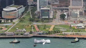 Karya Seniman KAWS Mengambang di Pelabuhan Hong Kong