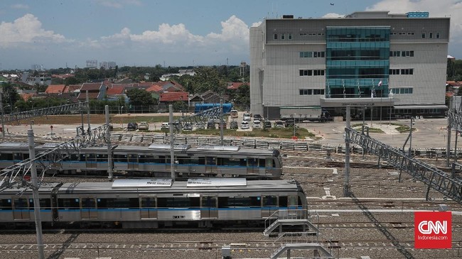 MRT menyediakan kantong parkir bagi para penumpang yang hendak menitipkan kendaraannya dan beralih menggunakan transportasi massal itu.