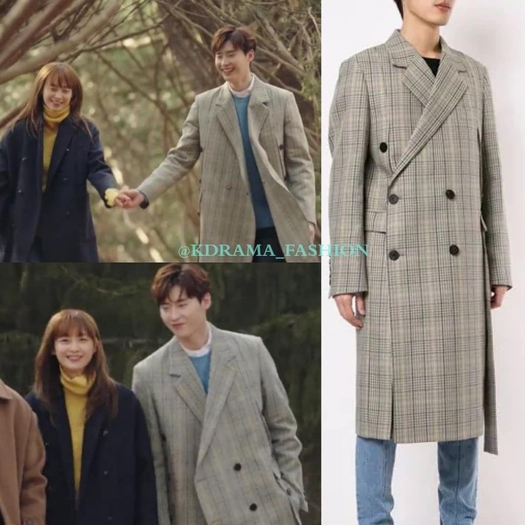 Kalau kamu mau berkunjung ke negara musim dingin, outfit Lee Jong Suk berikut ini juga bisa jadi alternatif. Bermotif kotak-kotak, coat Lee Jong Suk di drama Romance is A Bonus Book ini memang everlasting banget!