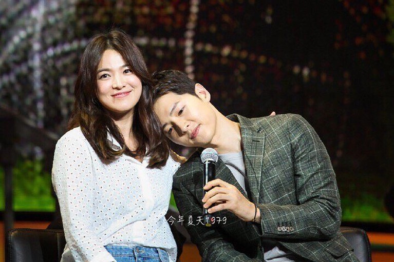 Mengenang Kemesraan Song Hye Kyo dan Song Joong Ki Melihat kembali kemesraan Song Song Couple, Song Hye Kyo dan Song Joong Ki yang akan segera bercerai.