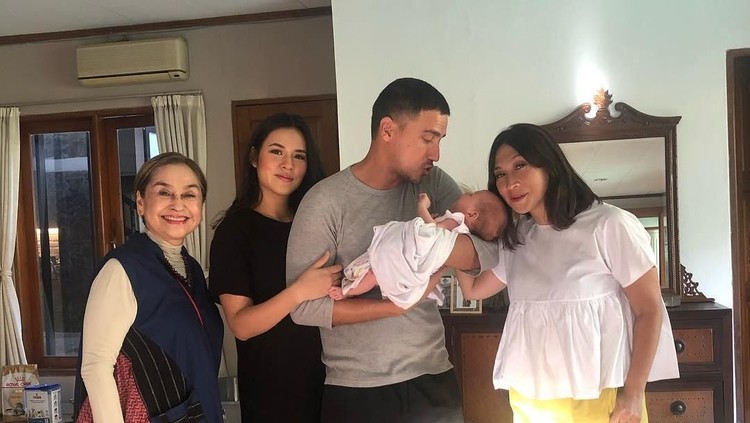 Wajah cantik Zalina Raine Wyllie terlihat dalam foto yang diunggah Shelomita. Mirip Bunda Raisa atau Ayah Hamish ya?