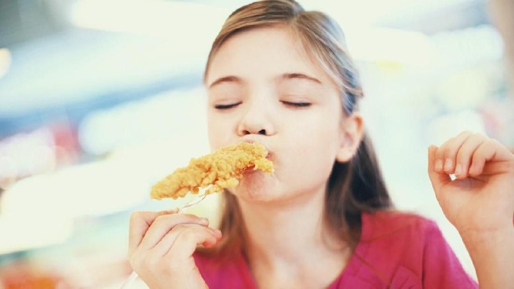 Disajikan Makanan dalam Porsi Besar, Anak Bisa Makan Berlebihan Bun, dalam menyajikan makanan untuk anak perhatikan juga porsinya ya.