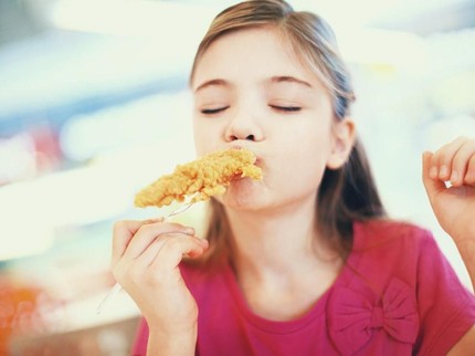 Disajikan Makanan dalam Porsi Besar, Anak Bisa Makan Berlebihan