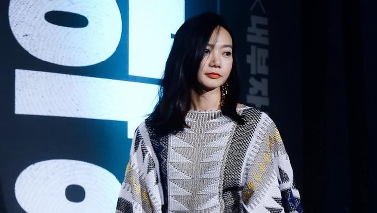 Doona Bae berperan sebagai Seo Bi dalam drama Korea Kingdom yang diproduksi Netflix.