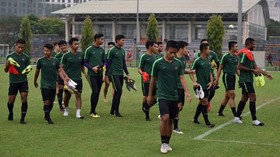 Bentrok dengan Timnas Indonesia, Persebaya dan Persija Protes