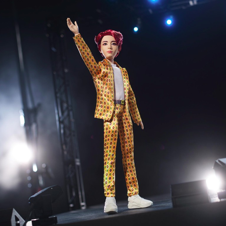 Seperti halnya Suga, Jungkook BTS, juga tampil mewang dengan blazer dan celana berwarna emas cerah yang juga dipadukan dengan kemeja dan sepatu putih.