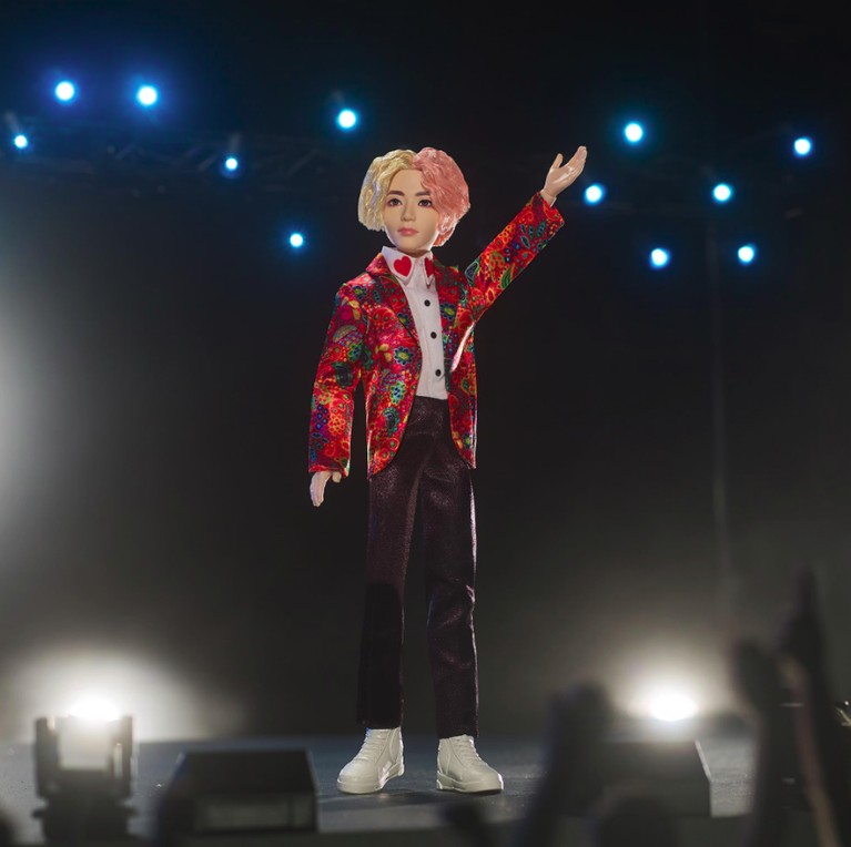 V BTS versi action figure Mattel ini tampil dengan kostum berwarna merah yang menawan ya Insertizen. Belum lagi sepatu berwarna yang match dengan baju dalam V.