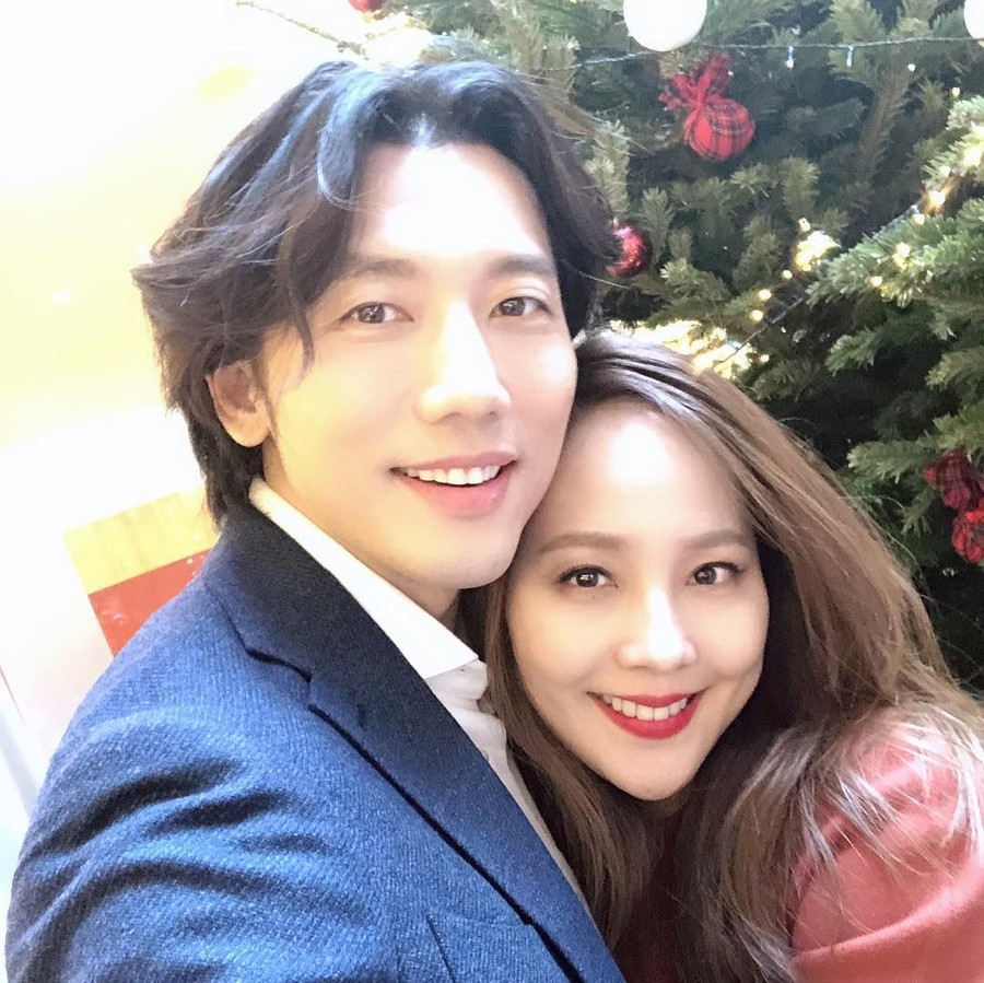 Tak hanya mesra di drama Korea, 5 pasangan ini beneran naik pelaminan di dunia nyata.