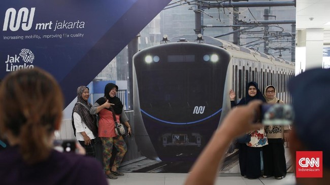 PT MRT Jakarta mendapatkan pendapatan besar dari lelang hak penamaan stasiun mereka dari sejumlah perusahaan seperti, Grab, Astra, BNI dan Mandiri.