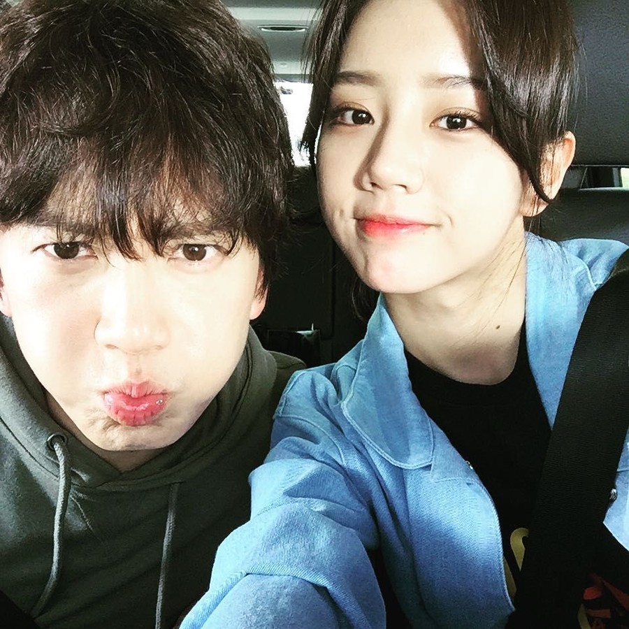 Tak hanya mesra di drama Korea, 5 pasangan ini beneran naik pelaminan di dunia nyata.