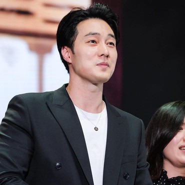 So Ji Sub Takluk di Pelukan Reporter Cantik