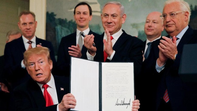 Didampingi PM Benjamin Netanyahu, Presiden Donald Trump mendeklarasikan bahwa Amerika Serikat mengakui Dataran Tinggi Golan sebagai wilayah kedaulatan Israel.