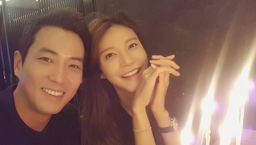 Joo Sang Wook & Cha Ye Ryun Tak hanya mesra di drama Korea, 5 pasangan ini beneran naik pelaminan di dunia nyata.