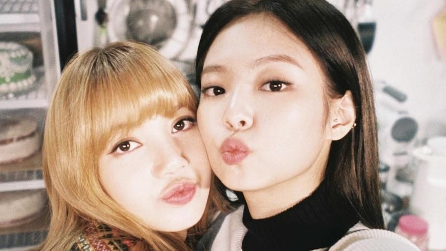 Jennie Tak kalah dengan para penggemar, member BLACKPINK lainnya pun ikut memberikan ucapan selamat lewat unggahan Instagram.