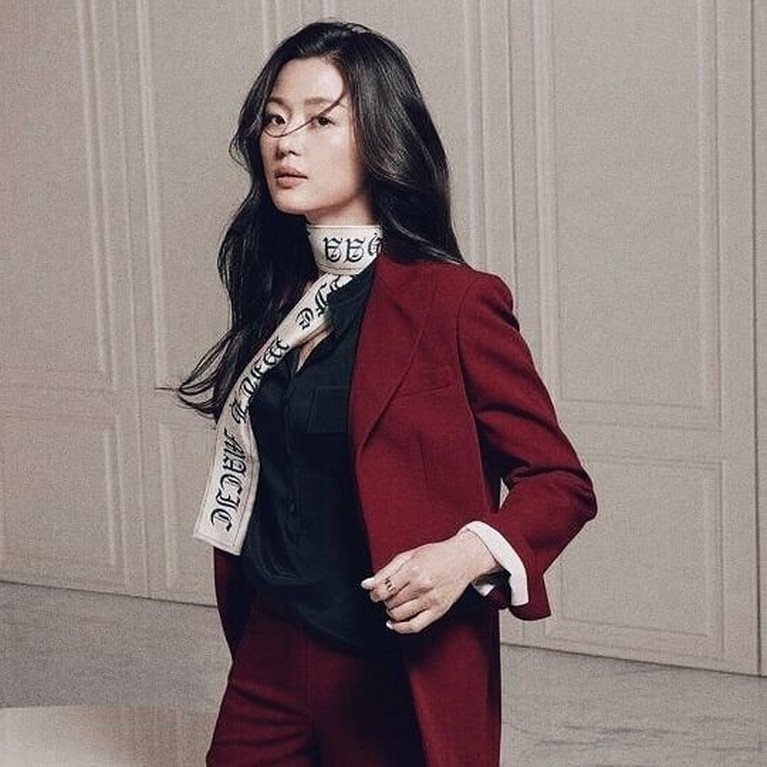 Cantiknya Jun Ji Hyun, Aktris Drakor Termahal Memulai karier sejak 1997, Jun Ji Hyun sudah sangat terkenal para pecinta drakor. Selain cantik dan jago akting, Ji Hun juga menjadi aktris drakor termahal.