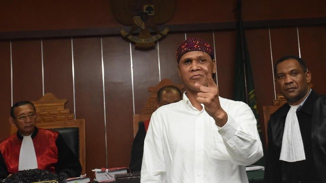 Rosario de Marshall atau Hercules mengaku bersahabat dengan Dirut Pasar Jaya. Ia pun yang meminta agar diangkat menjadi tenaga ahli perusahaan daerah itu.