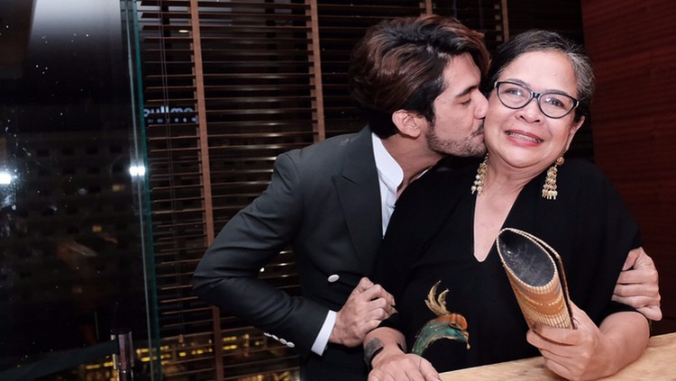 Ibunda Reza Rahadian pernah keluar dari bioskop di tengah pemutaran film yang dibintanginya. Simak ceritanya deh, Bun.