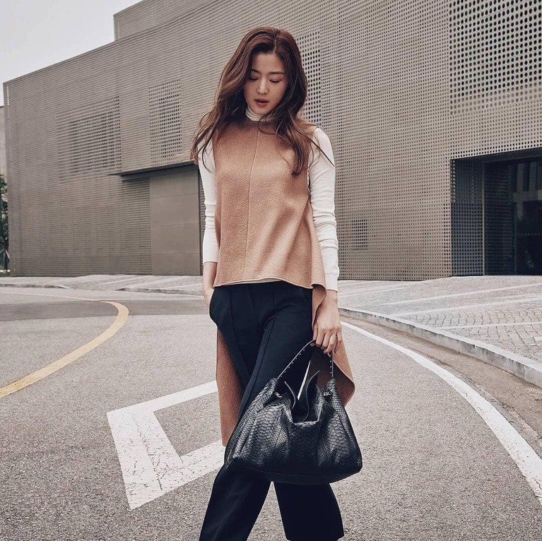 Cantiknya Jun Ji Hyun, Aktris Drakor Termahal Memulai karier sejak 1997, Jun Ji Hyun sudah sangat terkenal para pecinta drakor. Selain cantik dan jago akting, Ji Hun juga menjadi aktris drakor termahal.