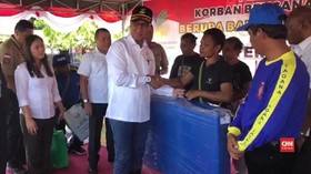 VIDEO: Mensos Berikan Bantuan untuk Korban Banjir Sentani