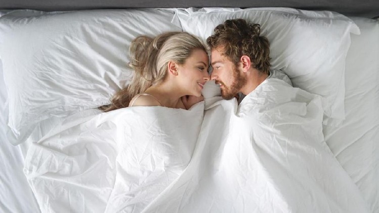 Banyak yang beranggapan, orgasme saat bercinta membuka peluang Bunda untuk hamil. Benarkah?