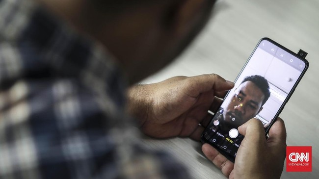CNNIndonesia.com berkesempatan menjajal ponsel kamera pop-up V15 yang mengusung mekanisme serupa ponsel flagship Vivo Nex selama lebih dari dua pekan.