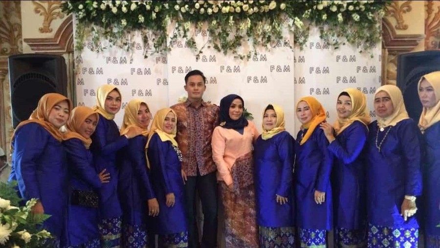 Taklukkan Brondong Lagi, Ini Deretan Mantan Suami Muzdalifah Janda kaya raya, Muzdalifah, baru-baru ini dikabarkan akan segera menikah untuk keempat kalinya. Muzdalifah sebelumnya sudah pernah tiga kali bersuami.